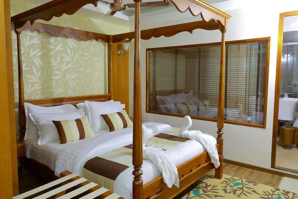 Luxury houseboat in Kerala