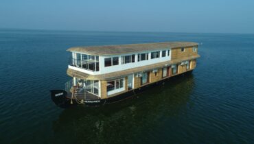 8 bedroom houseboat in Kumarakom
